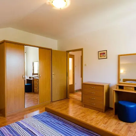 Two-bedroom 19 アパート ツリクヴェニツァ